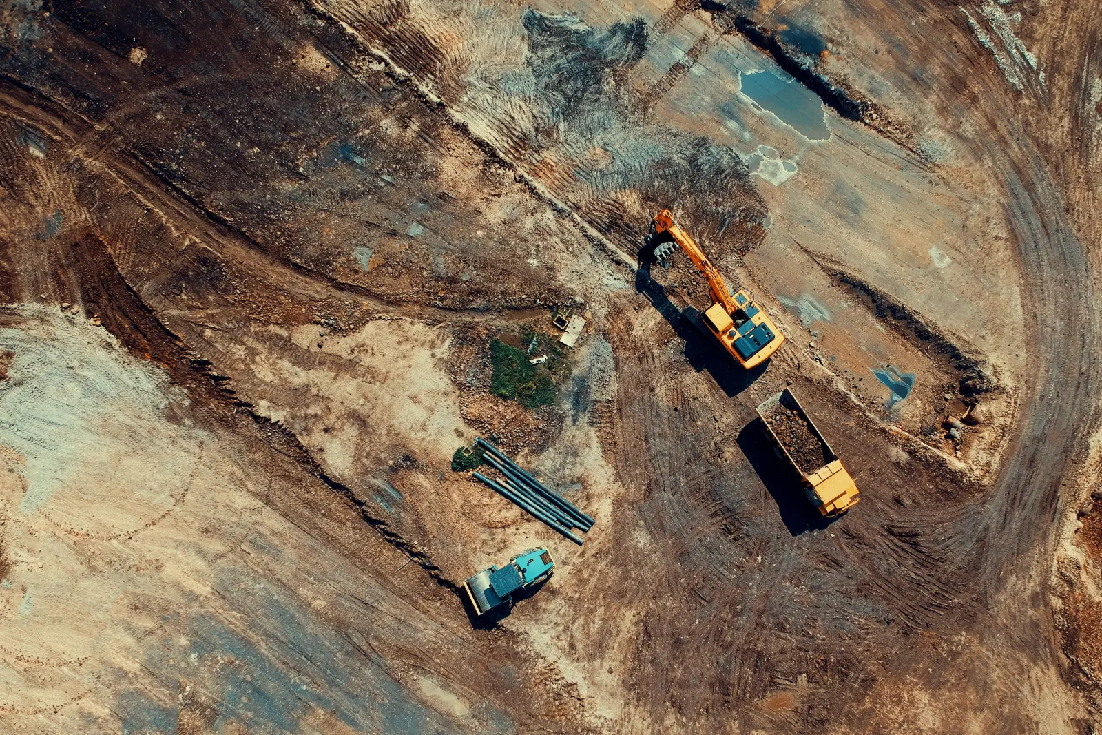 Vue aérienne d'une pelle et d'un camion sur un terrain nu