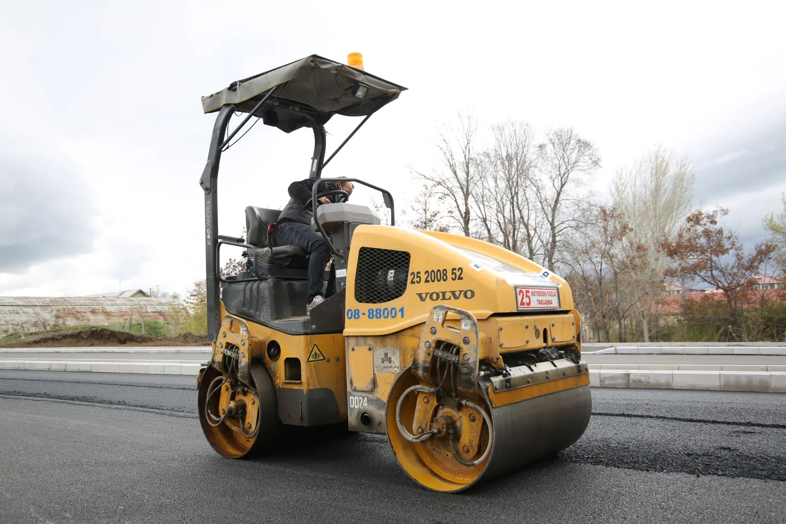 Compacteur sur un enrobé fraîchement posé